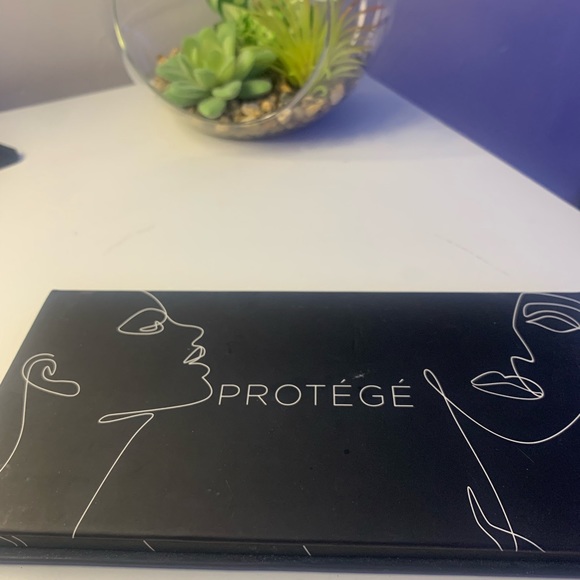 Eyeshadow - Picture 3 of 4